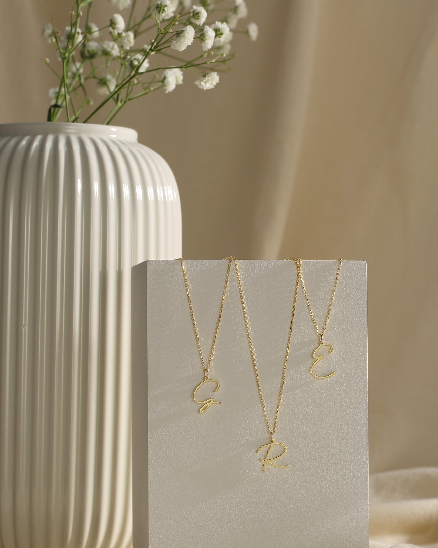 HELLEN DAINTY INITIAL NAME NECKLACE