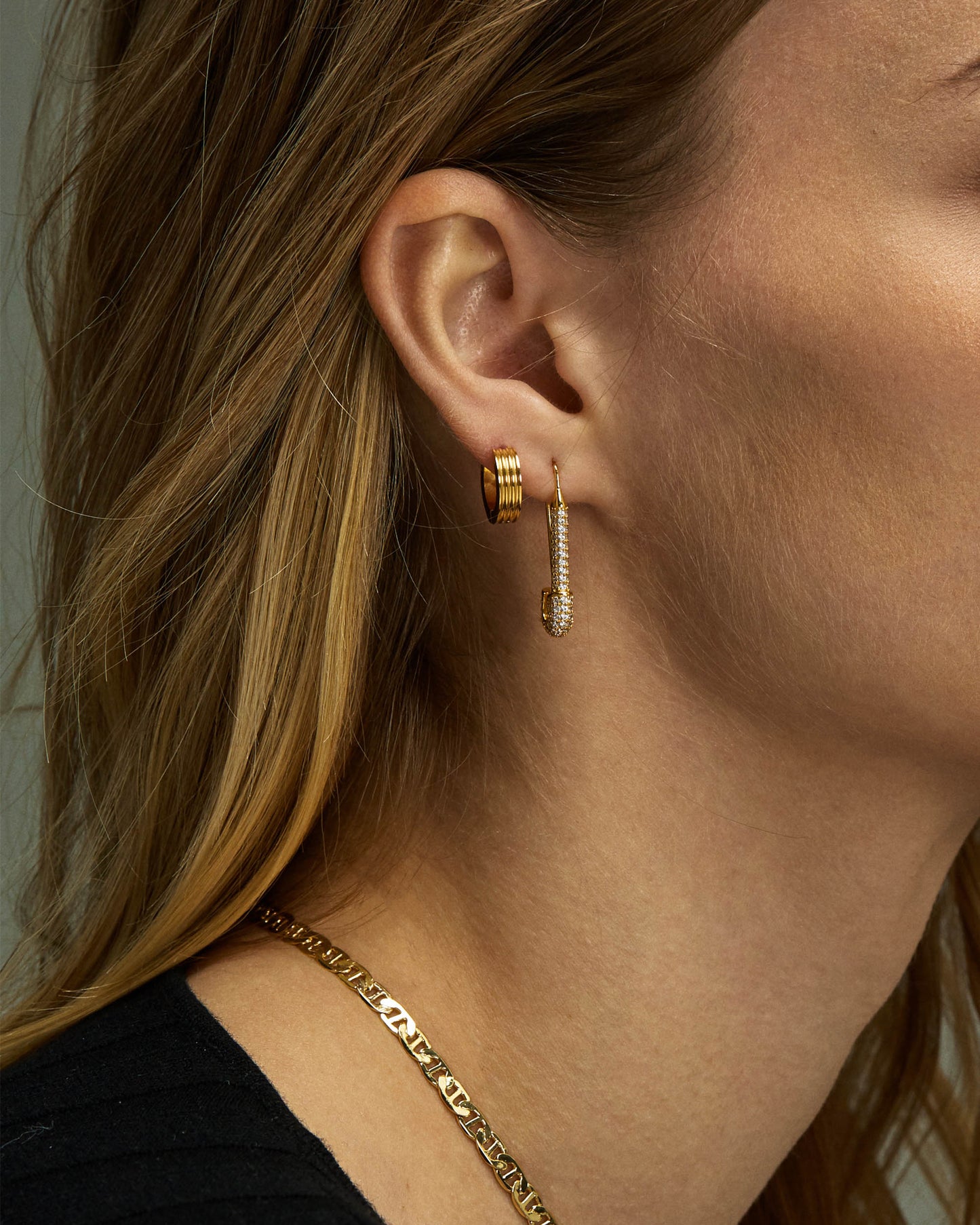 VALERIE RIBBED HUGGIE HOOPS