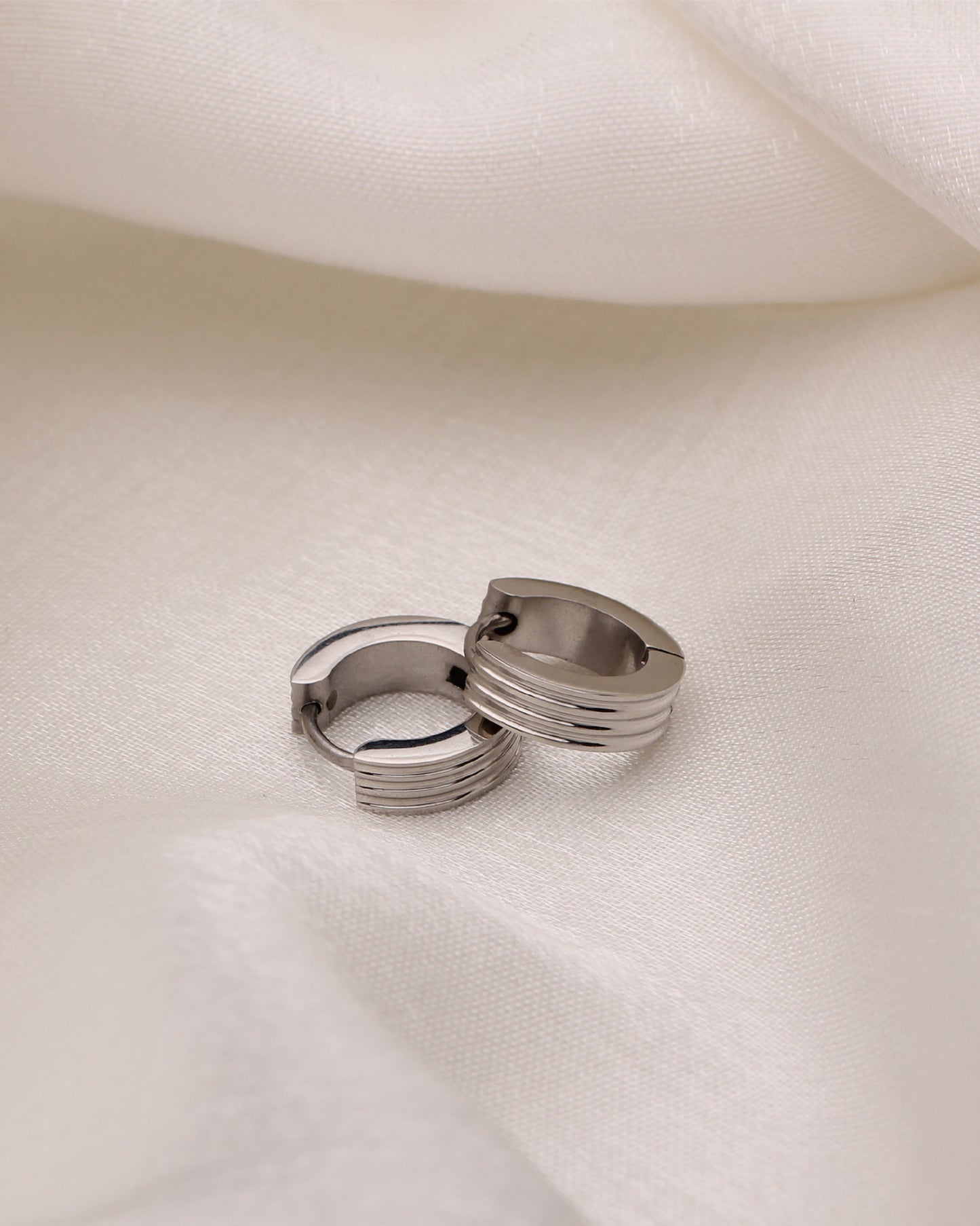 VALERIE RIBBED HUGGIE HOOPS