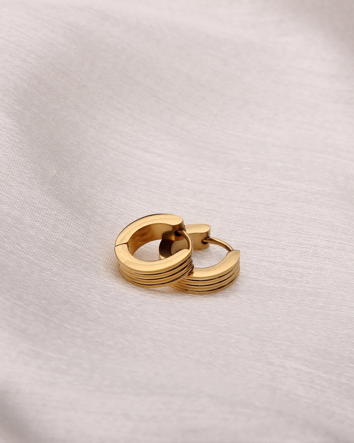 VALERIE RIBBED HUGGIE HOOPS