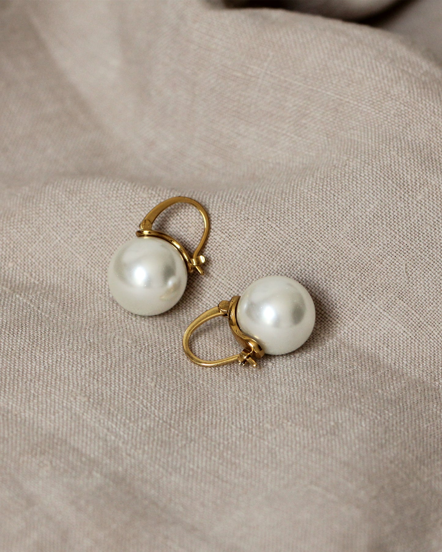 RYLIE DANGLE PEARL HOOPS