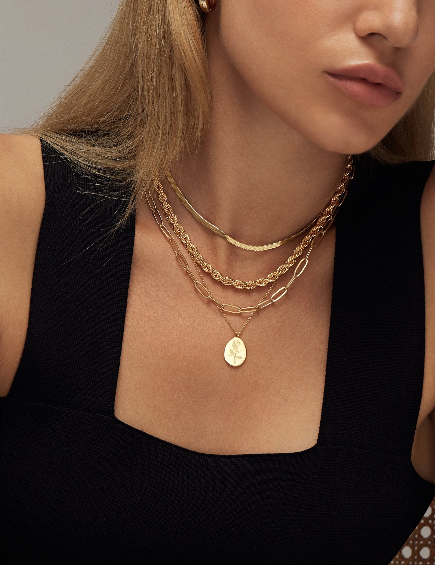 SIERA FLOWER CHARM NECKLACE