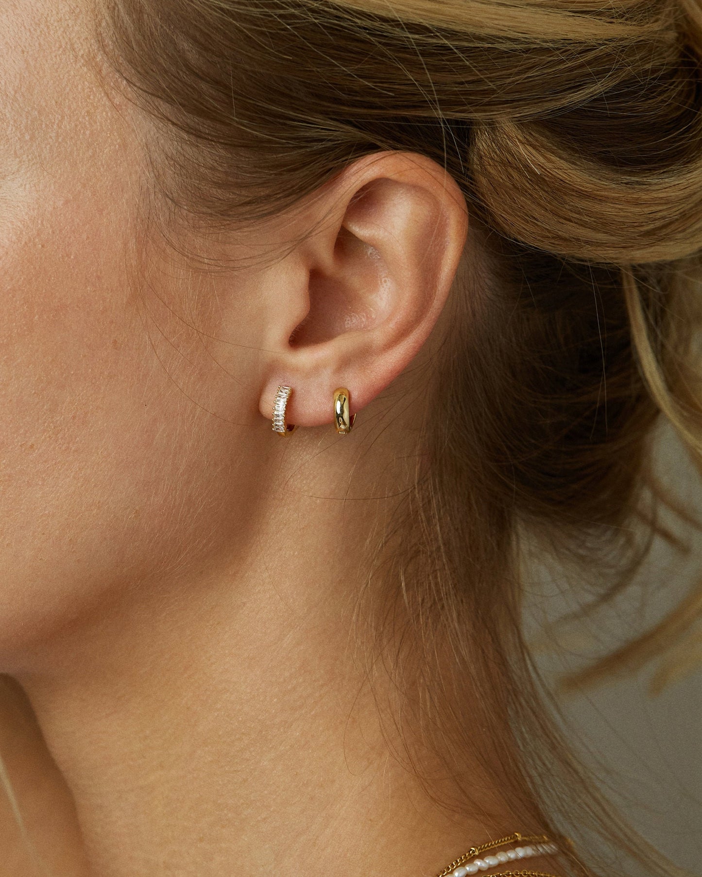 TIA BAGUETTE DIAMOND HUGGIE HOOPS