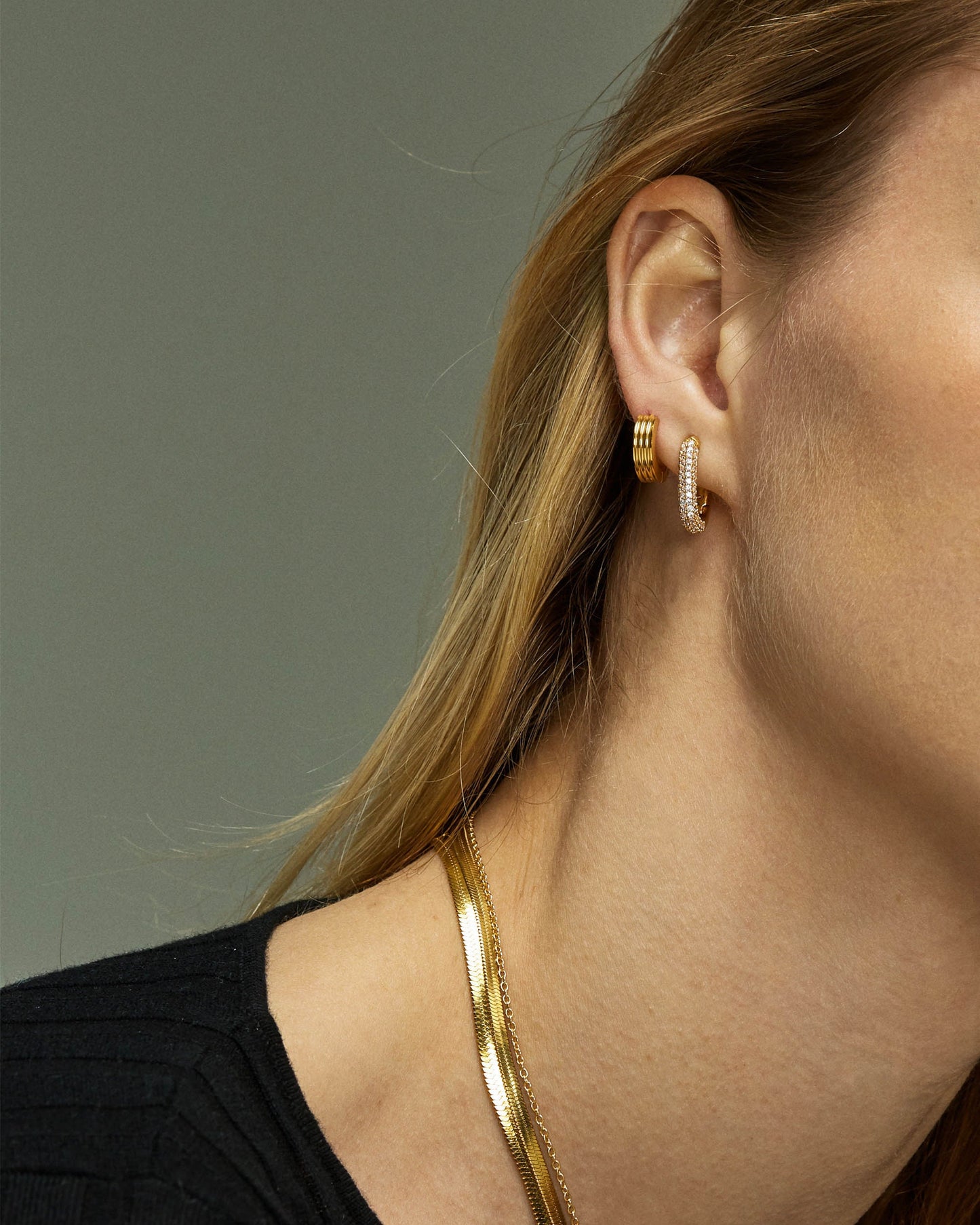 VALERIE RIBBED HUGGIE HOOPS