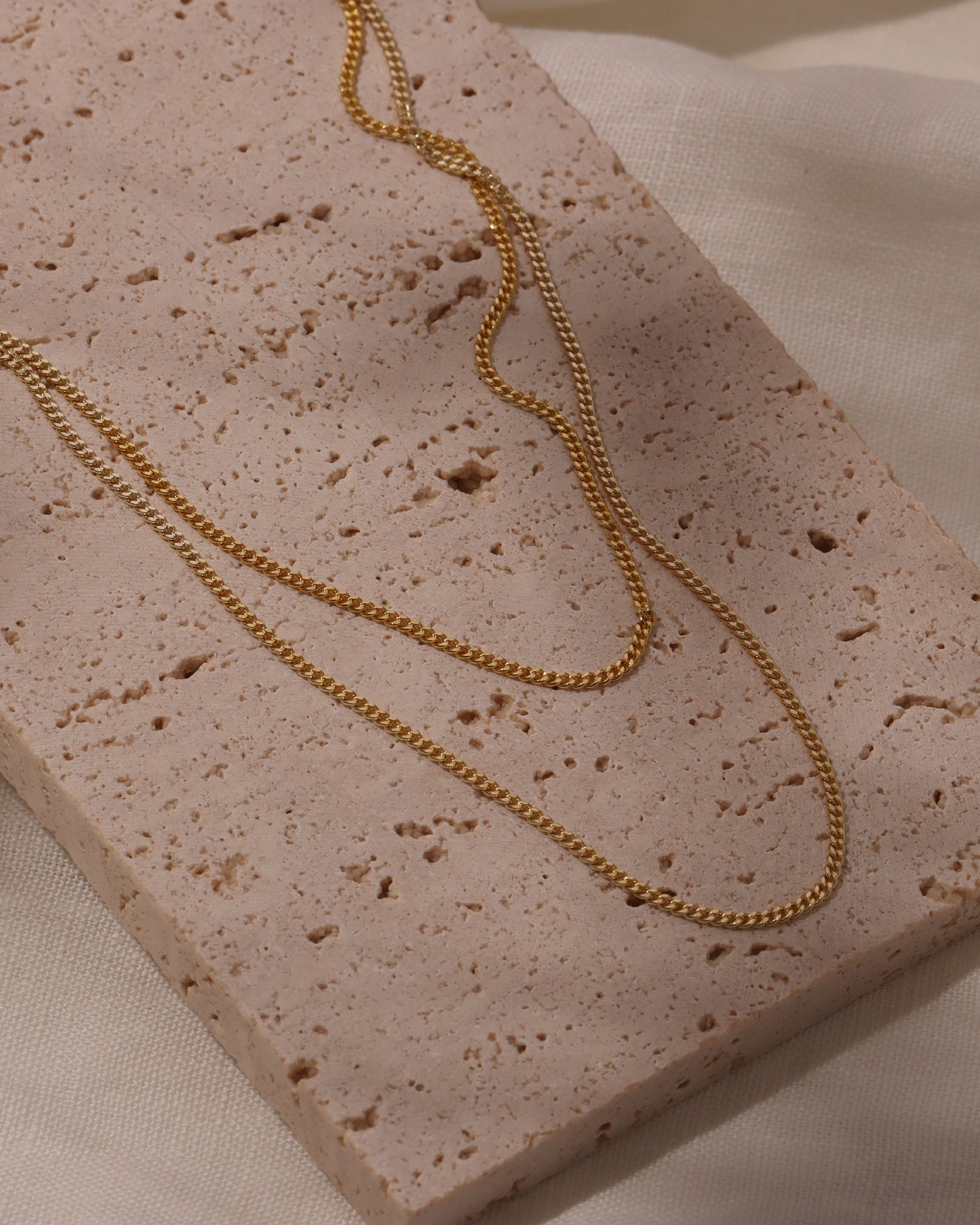 ALIDA CURB CHAIN NECKLACE