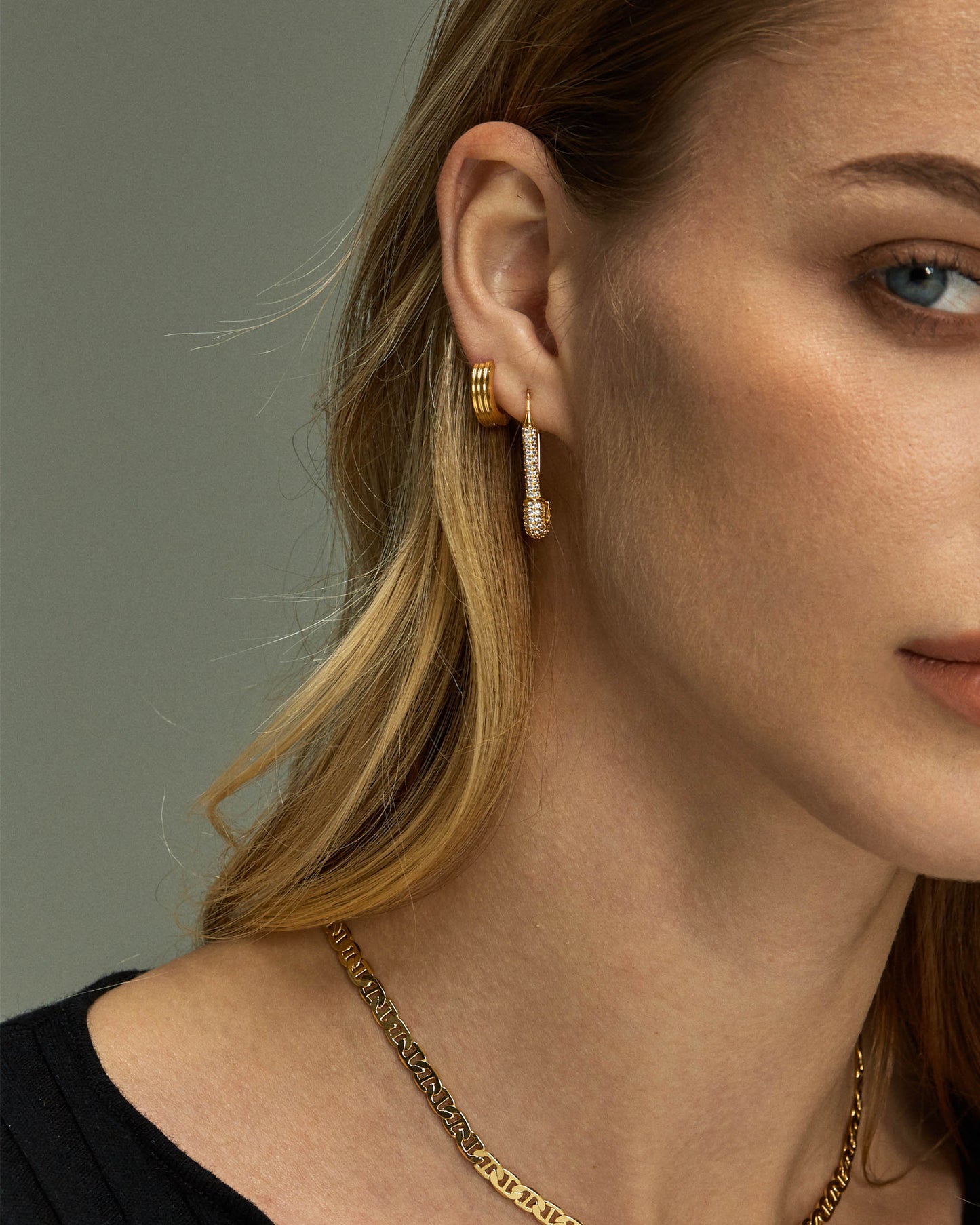 VALERIE RIBBED HUGGIE HOOPS