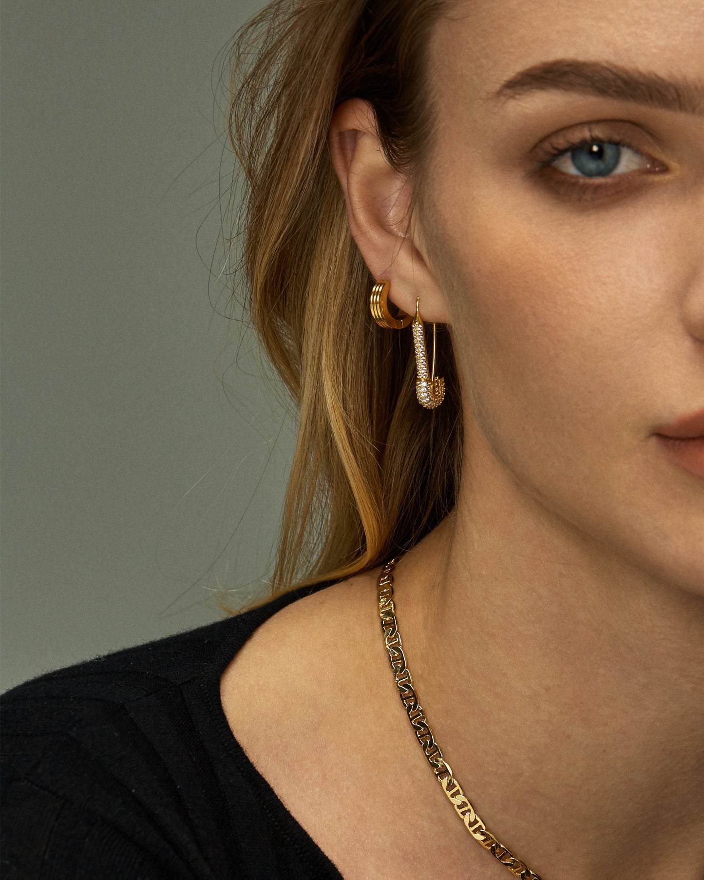 VALERIE RIBBED HUGGIE HOOPS