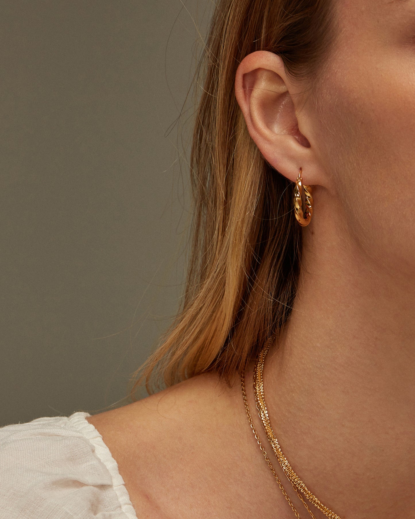 ZOE TWISTED HOOP EARRINGS