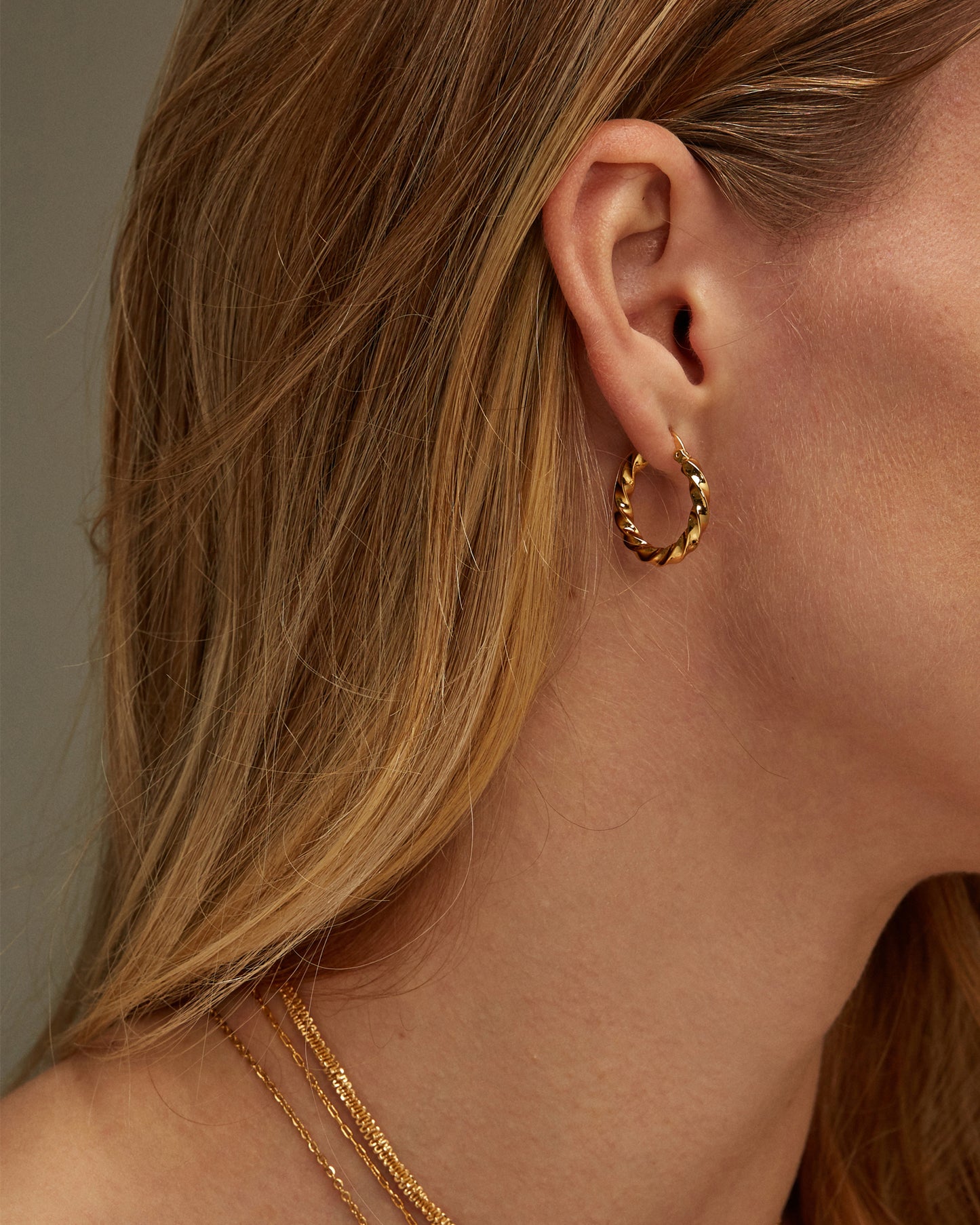 ZOE TWISTED HOOP EARRINGS