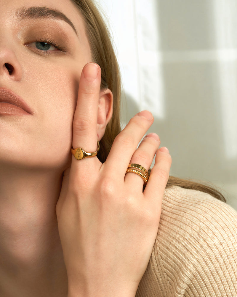 ROSIE FLOWER SIGNET RING