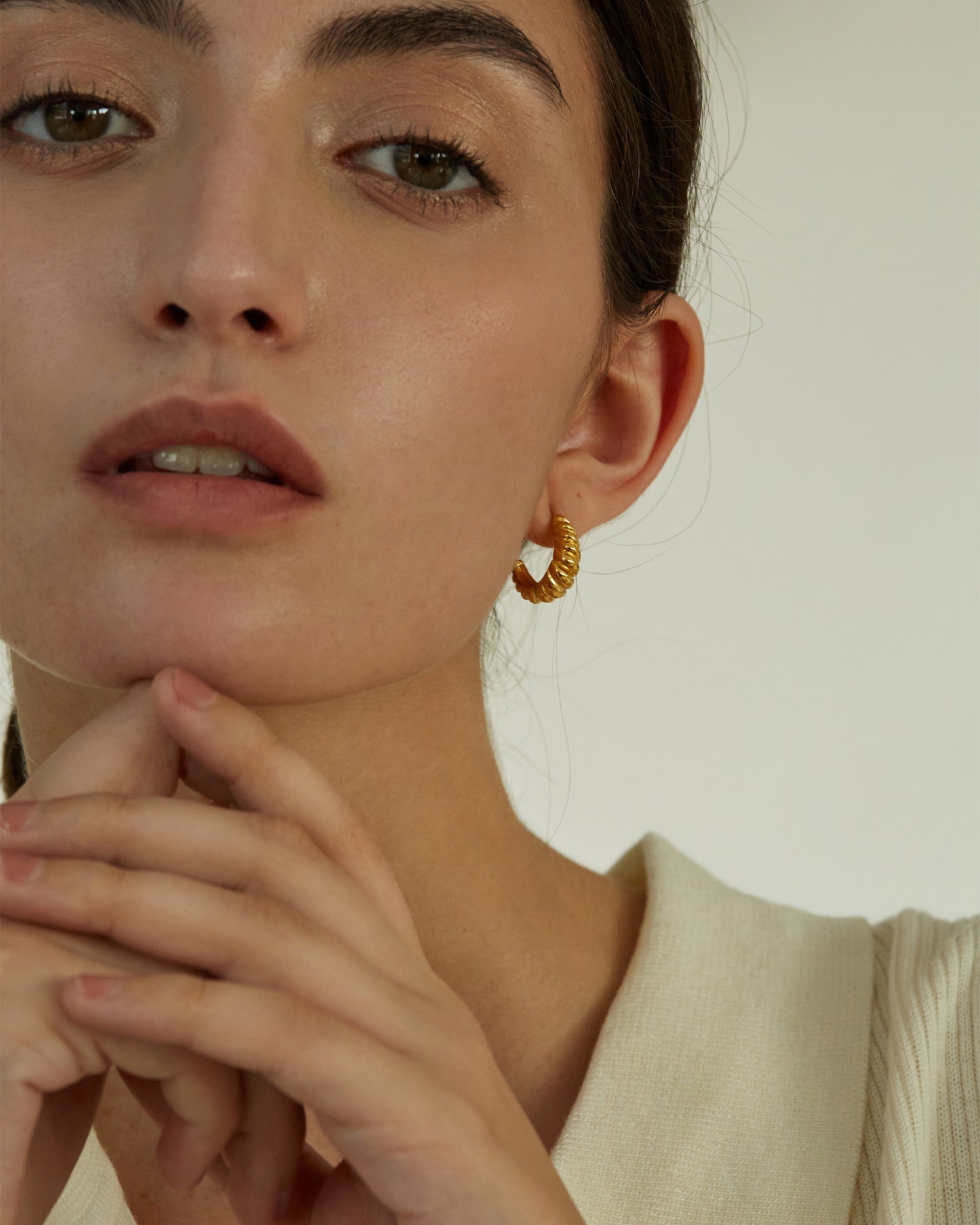 MILA CROISSANT HOOP EARRIGNS