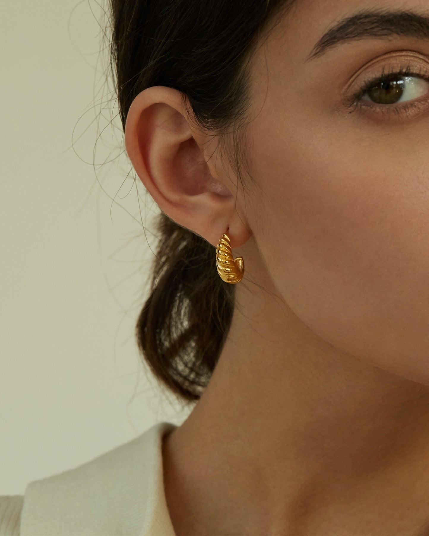 MILA CROISSANT HOOP EARRIGNS