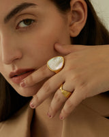 ELIS PEARL SHELL SIGNET RING