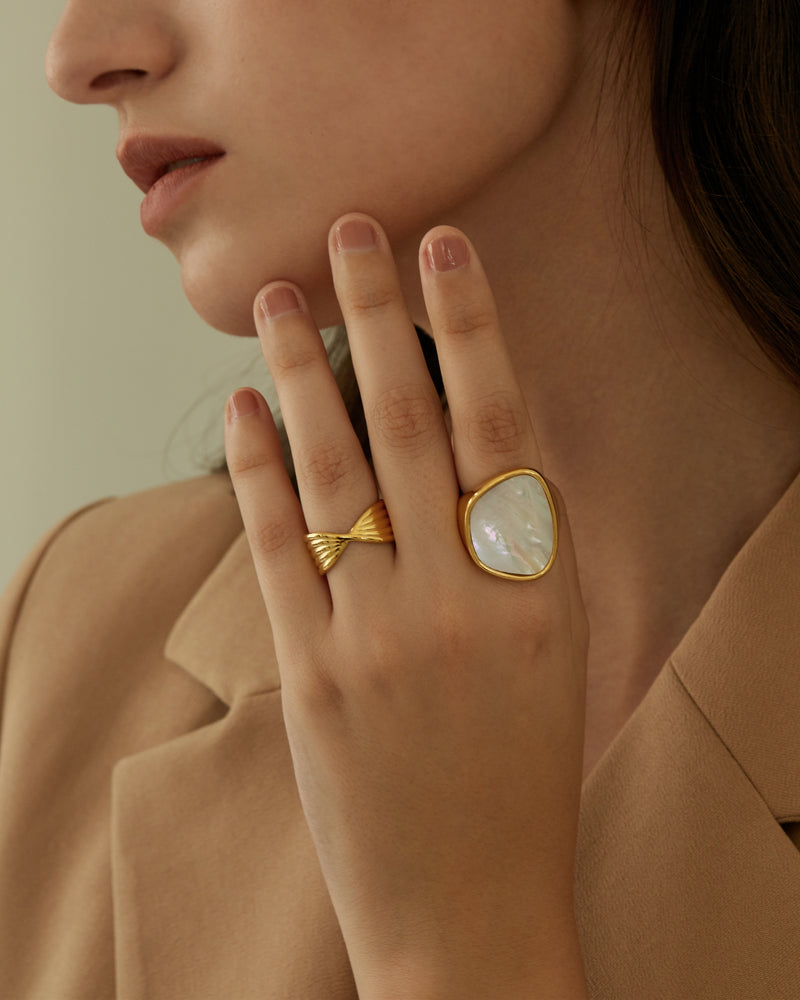 ELIS PEARL SHELL SIGNET RING