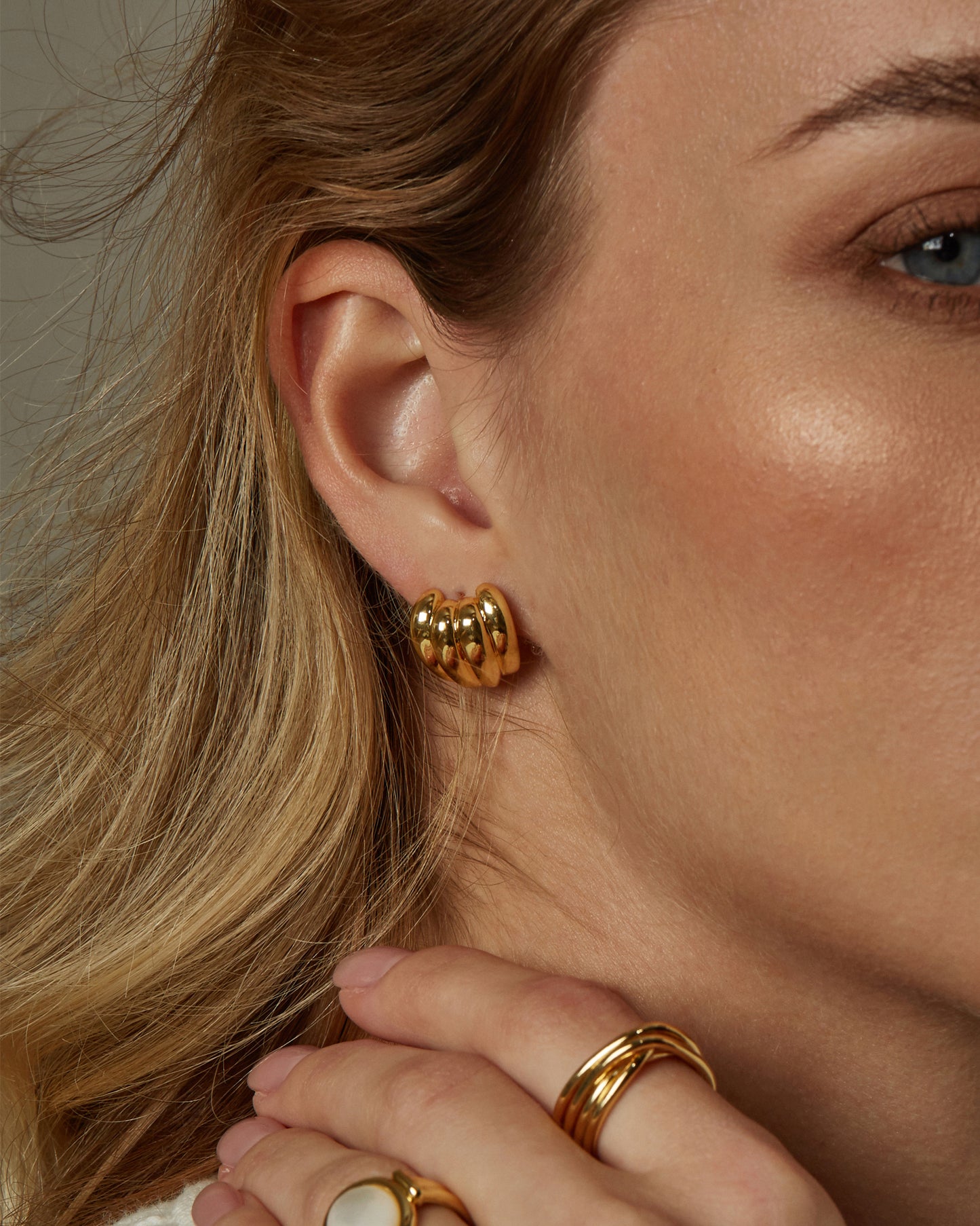 LUMI SHELL STUD EARRINGS