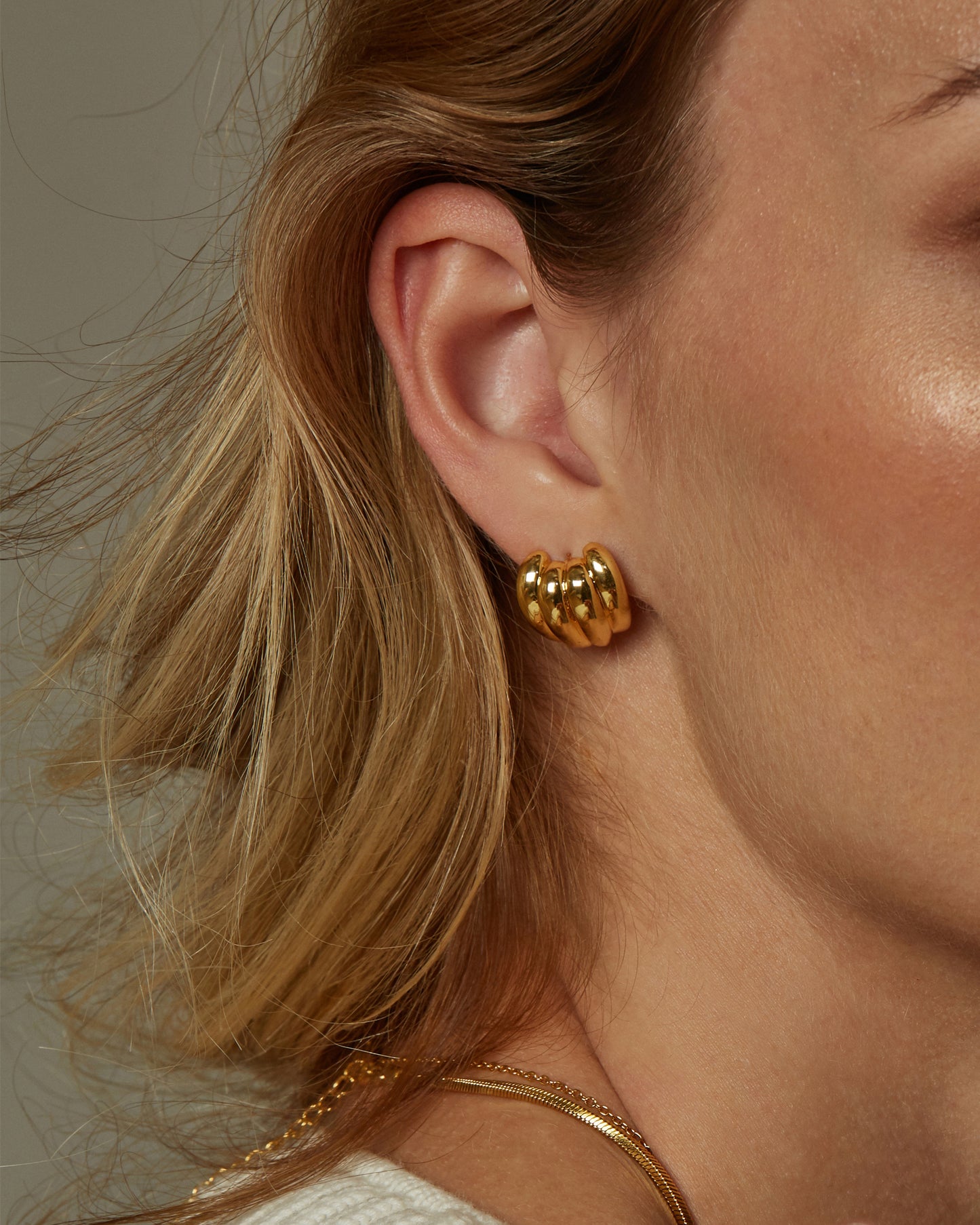 LUMI SHELL STUD EARRINGS