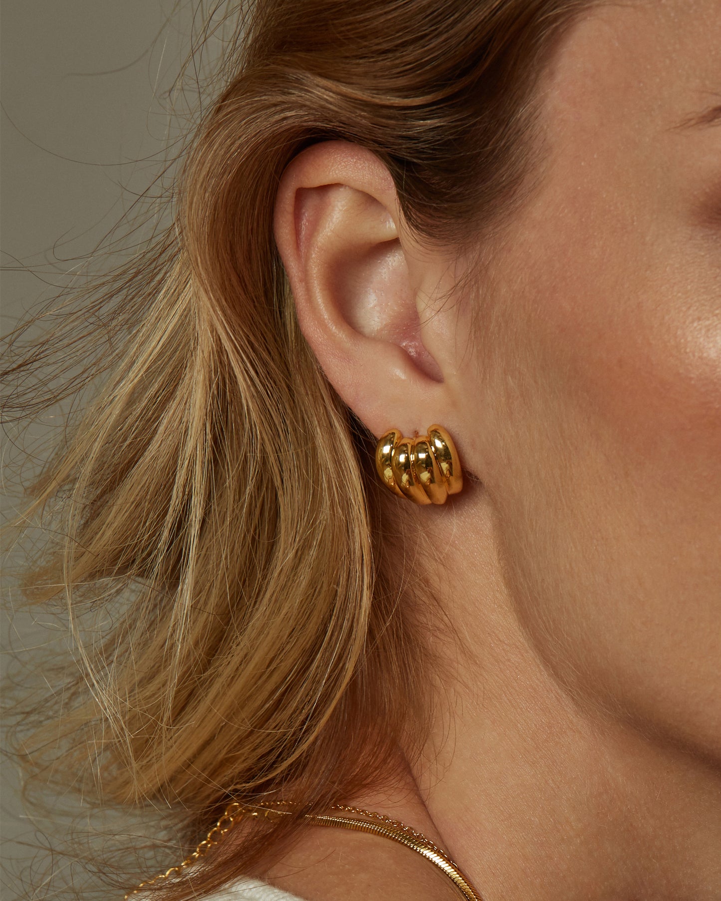 LUMI SHELL STUD EARRINGS