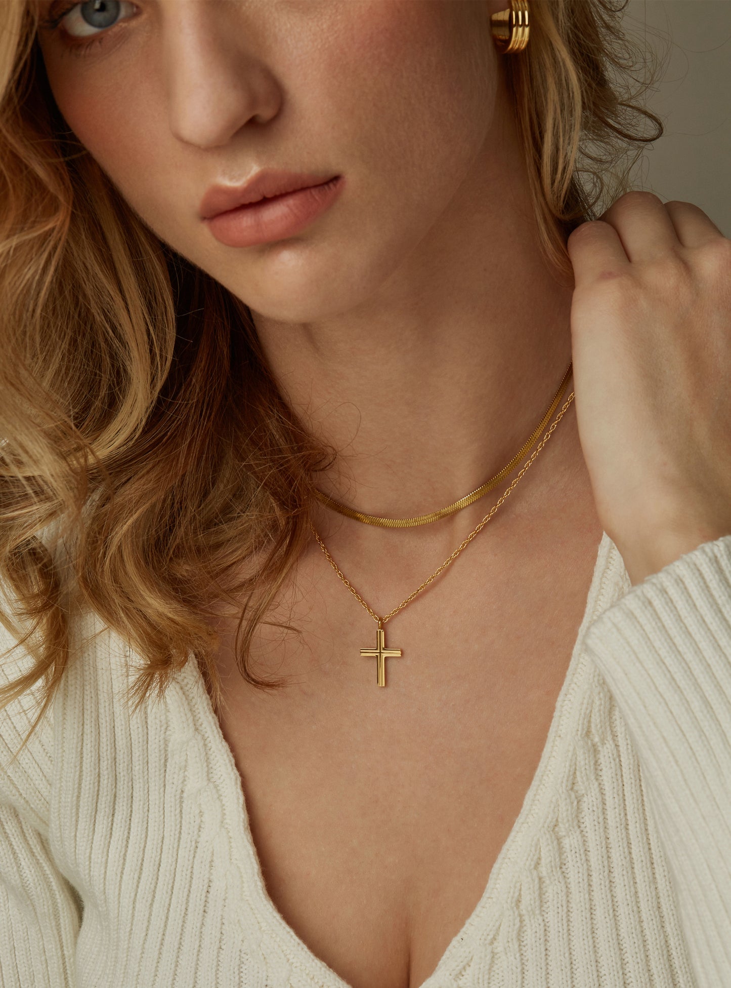 ALIE CROSS PENDANT NECKLACE