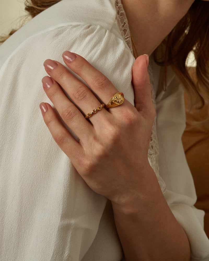 LAURIE CHERUB SIGNET RING