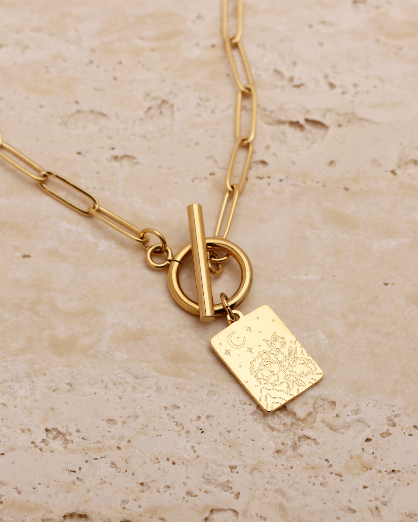 CALLEE MEDALLION TOGGLE NECKLACE