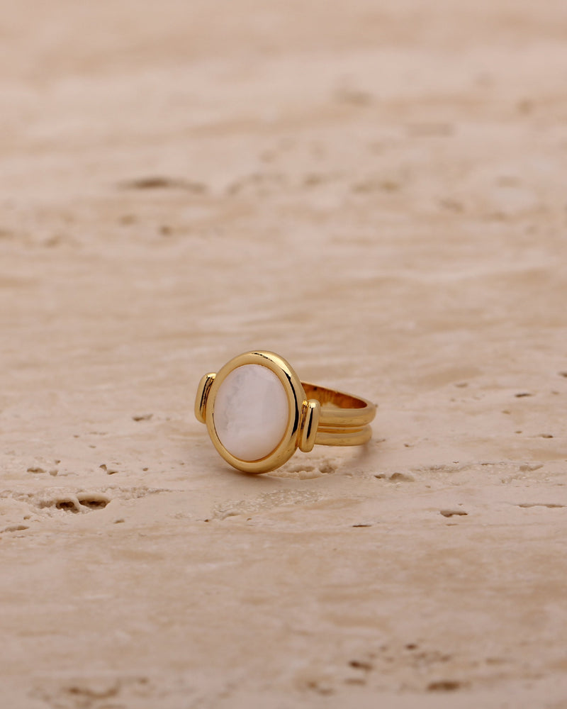 AVRI SHELL SIGNET RING