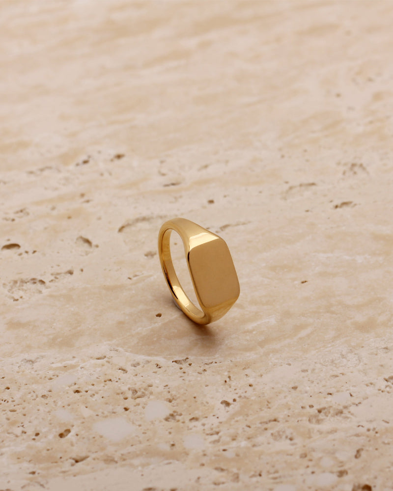 LYNDY SIGNET RING