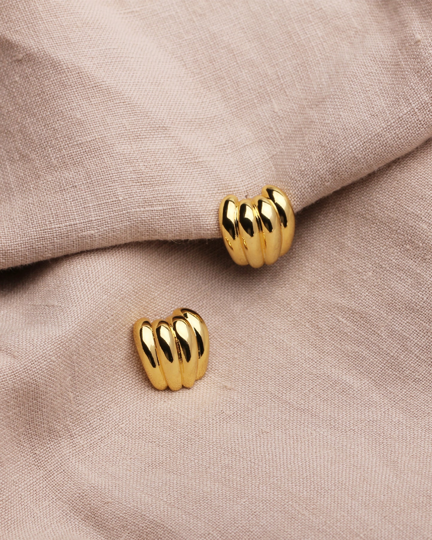 LUMI SHELL STUD EARRINGS