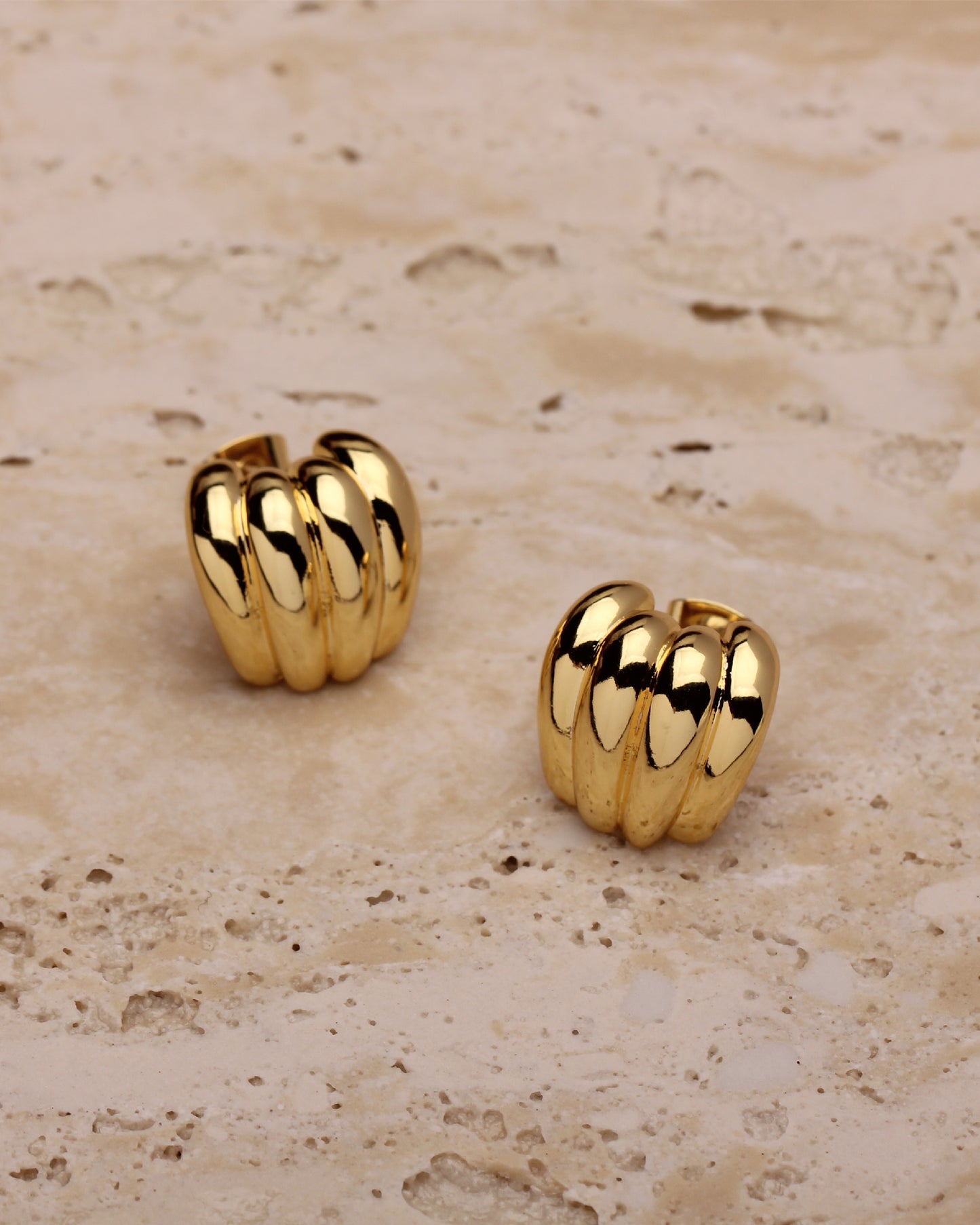 LUMI SHELL STUD EARRINGS