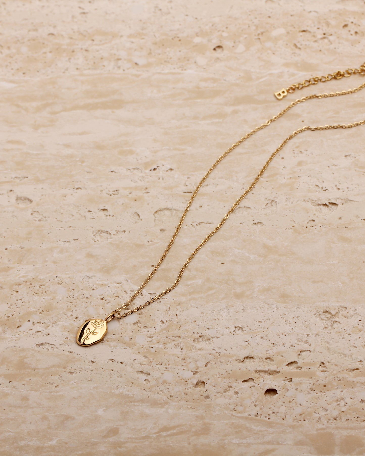 KLOIE FLOWER CHARM NECKLACE