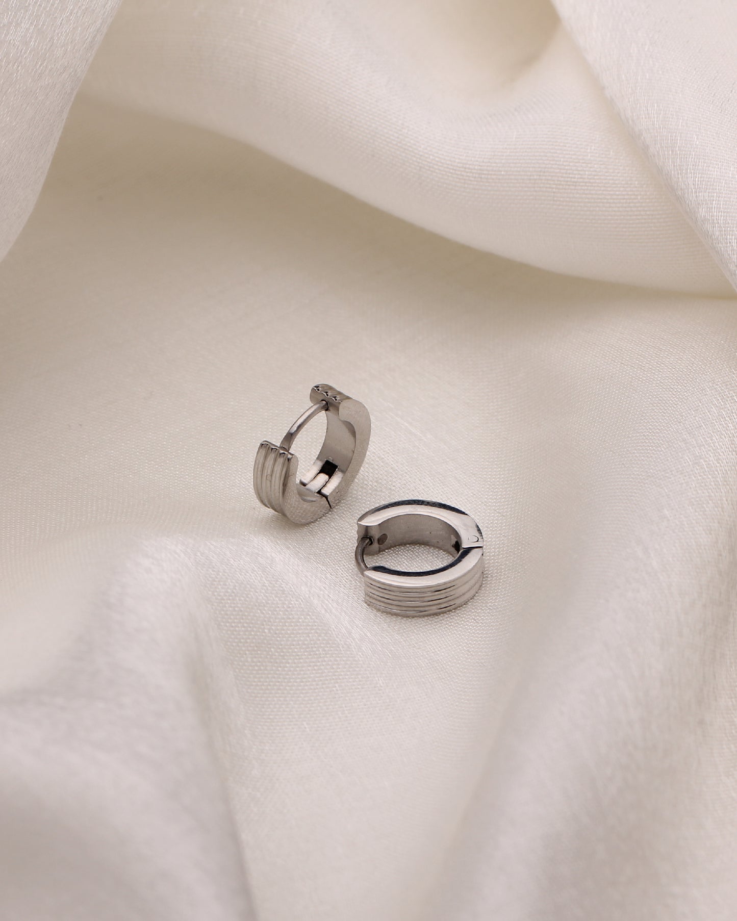 VALERIE RIBBED HUGGIE HOOPS