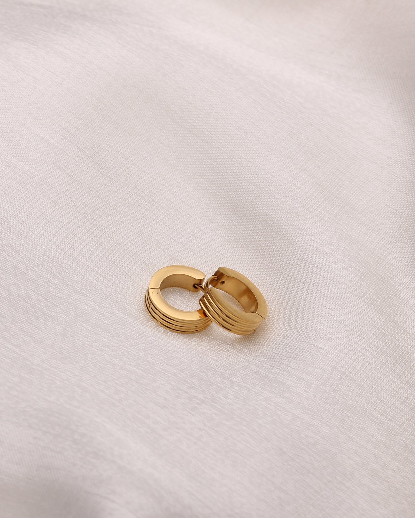 VALERIE RIBBED HUGGIE HOOPS