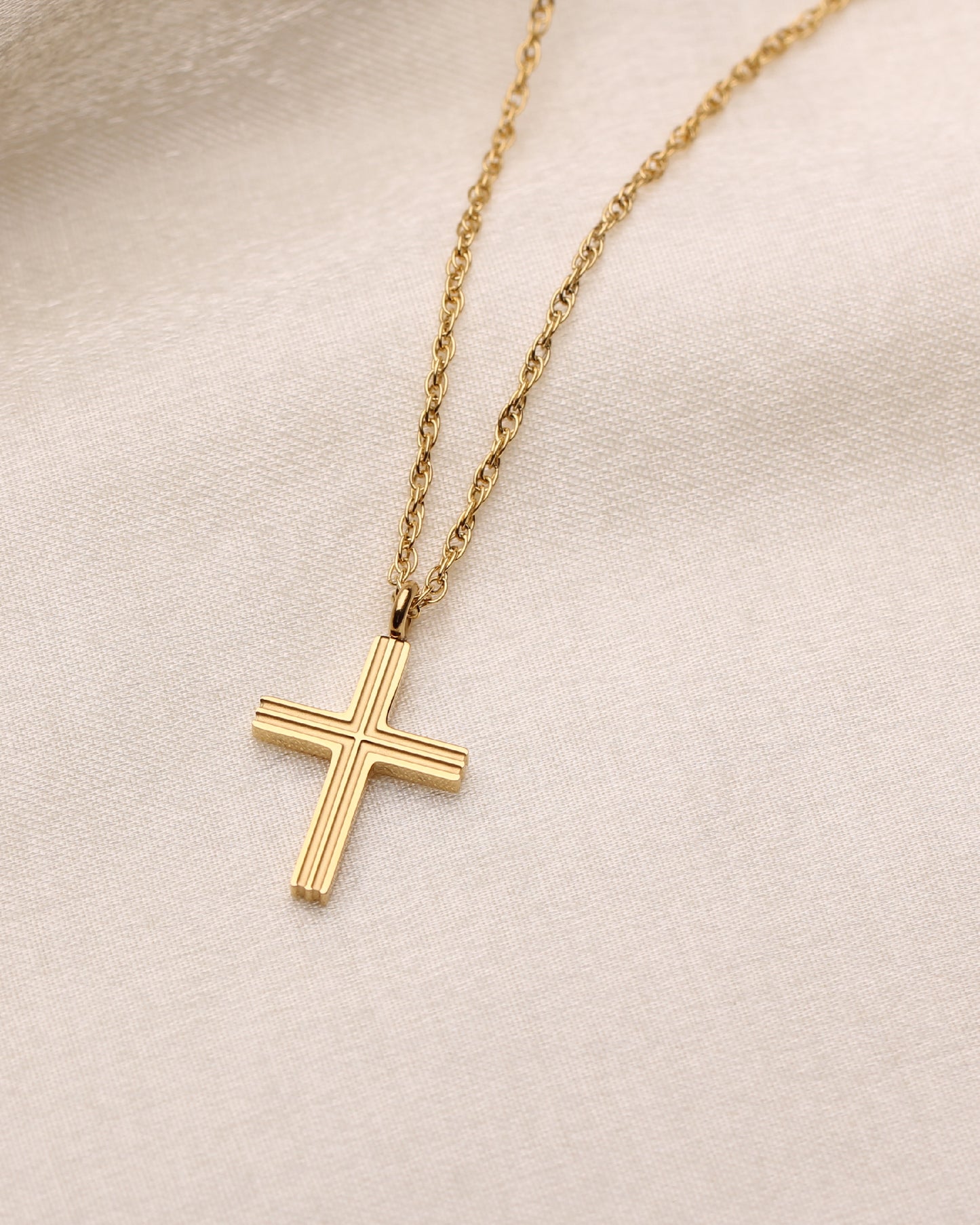 ALIE CROSS PENDANT NECKLACE
