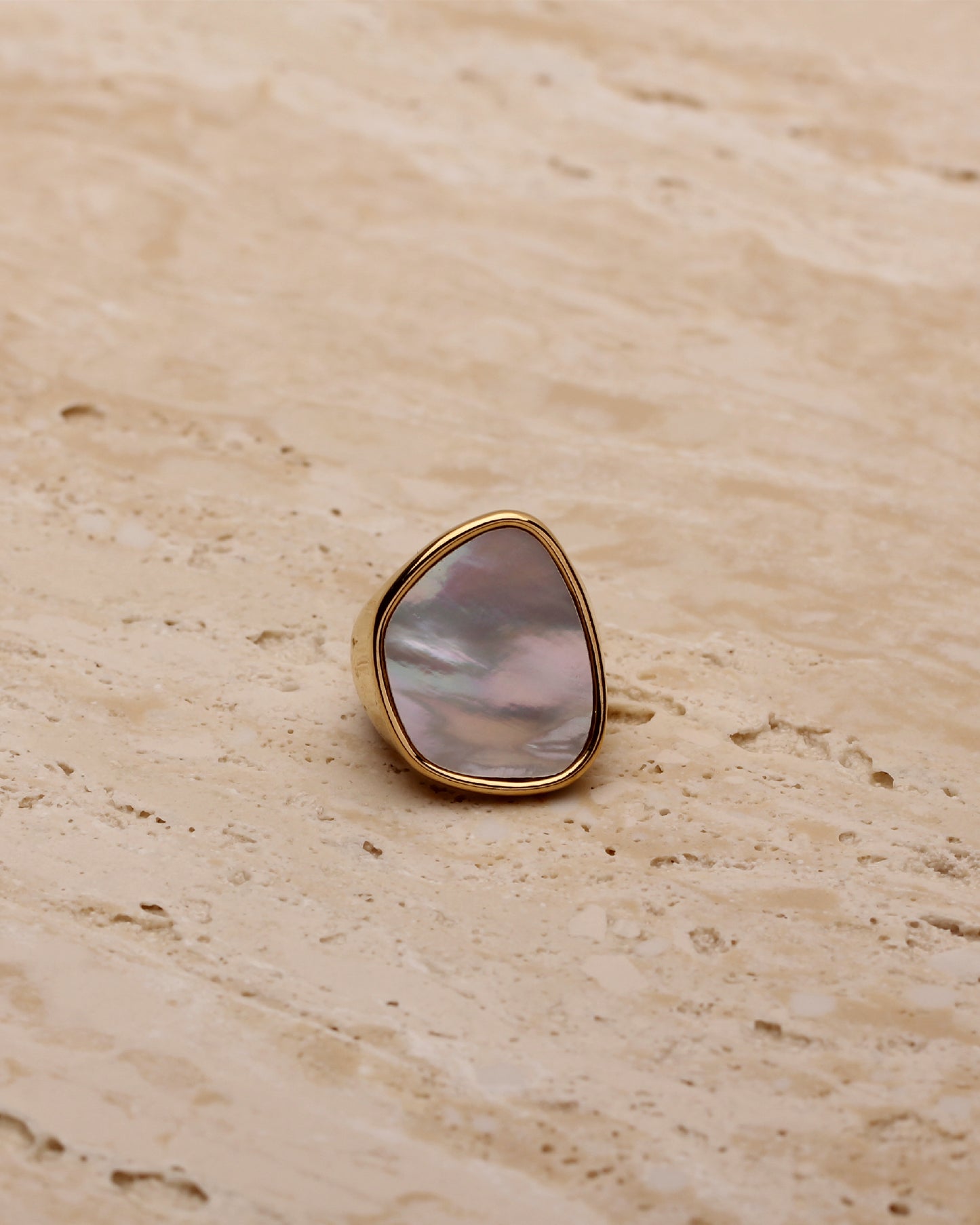 ELIS PEARL SHELL SIGNET RING