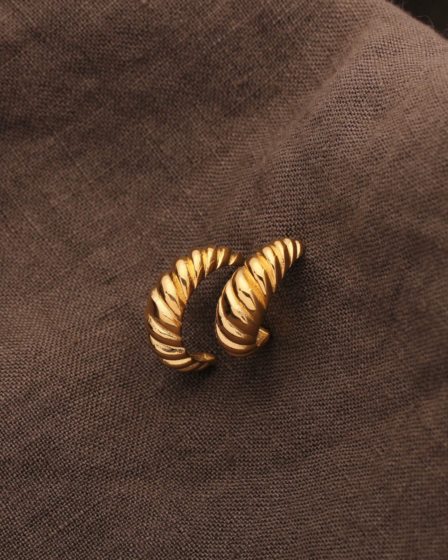 MILA CROISSANT HOOP EARRIGNS