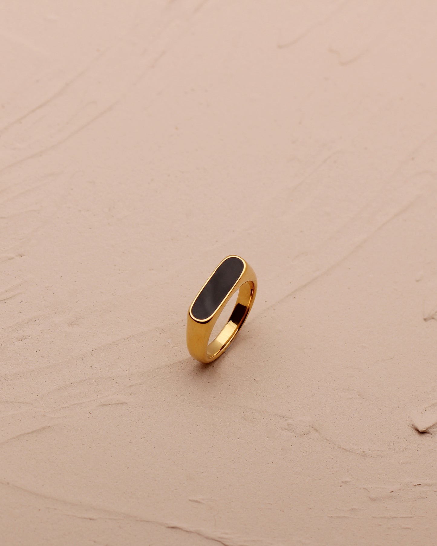 BRIANNE SIGNET BAND RING