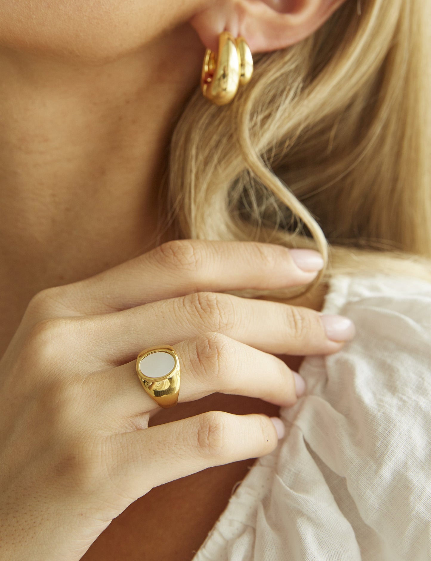 ROMEE SHELL SIGNET RING