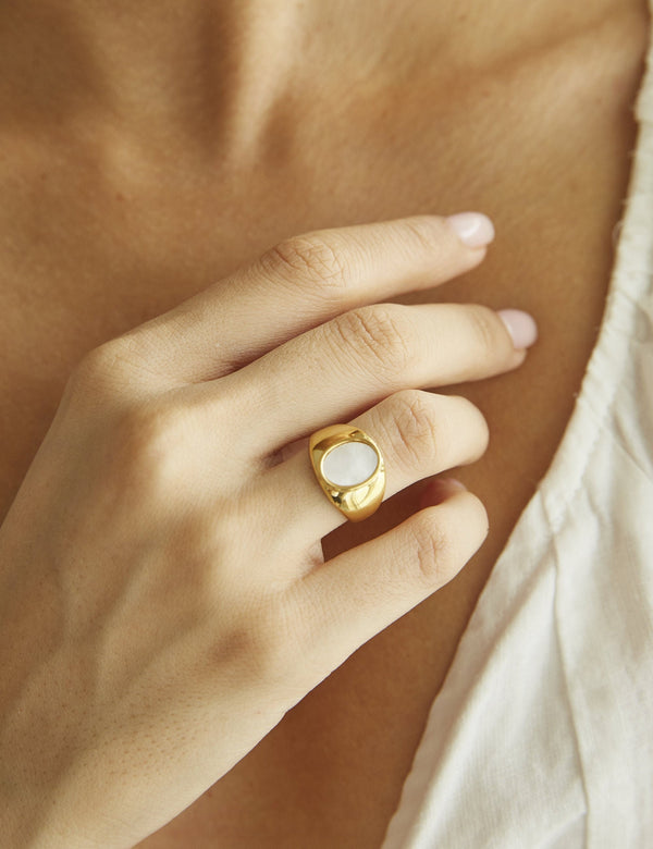 ROMEE SHELL SIGNET RING