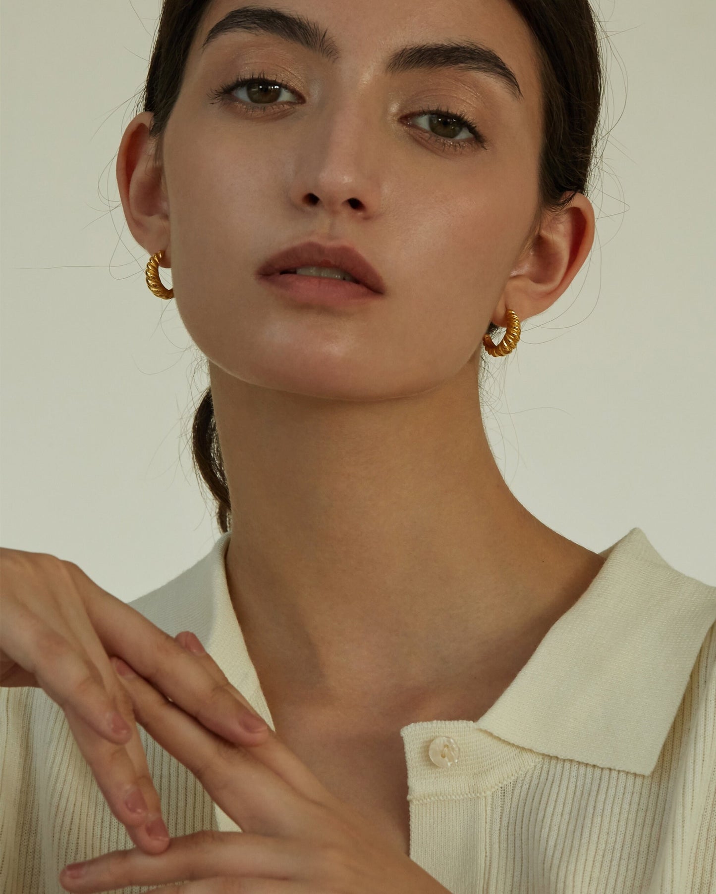 MILA CROISSANT HOOP EARRIGNS