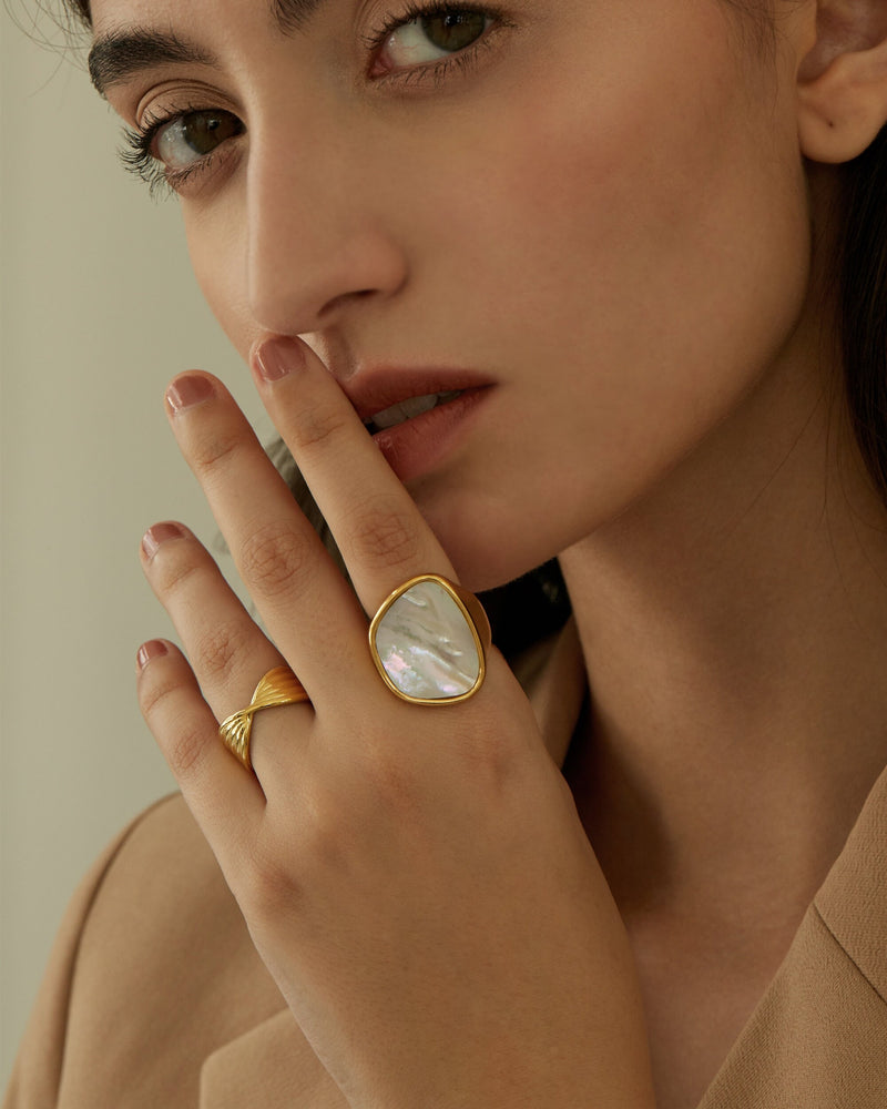 ELIS PEARL SHELL SIGNET RING