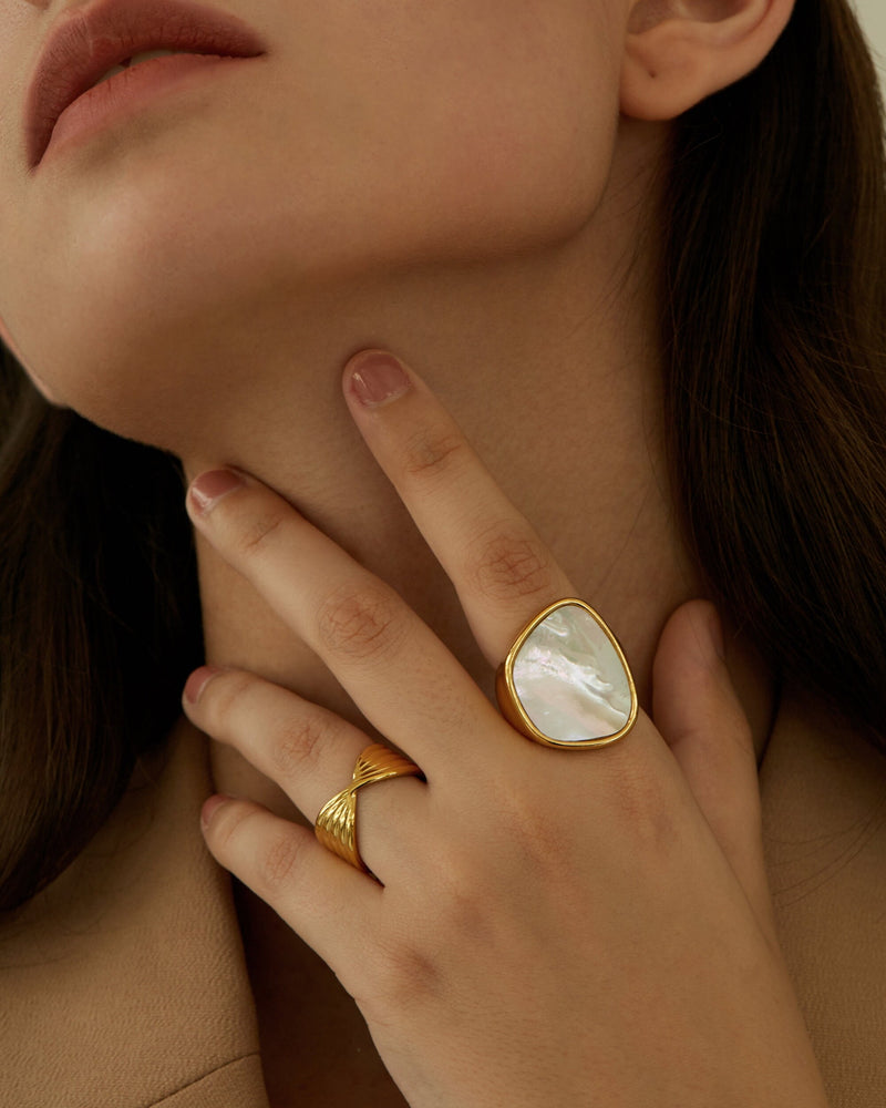 ELIS PEARL SHELL SIGNET RING