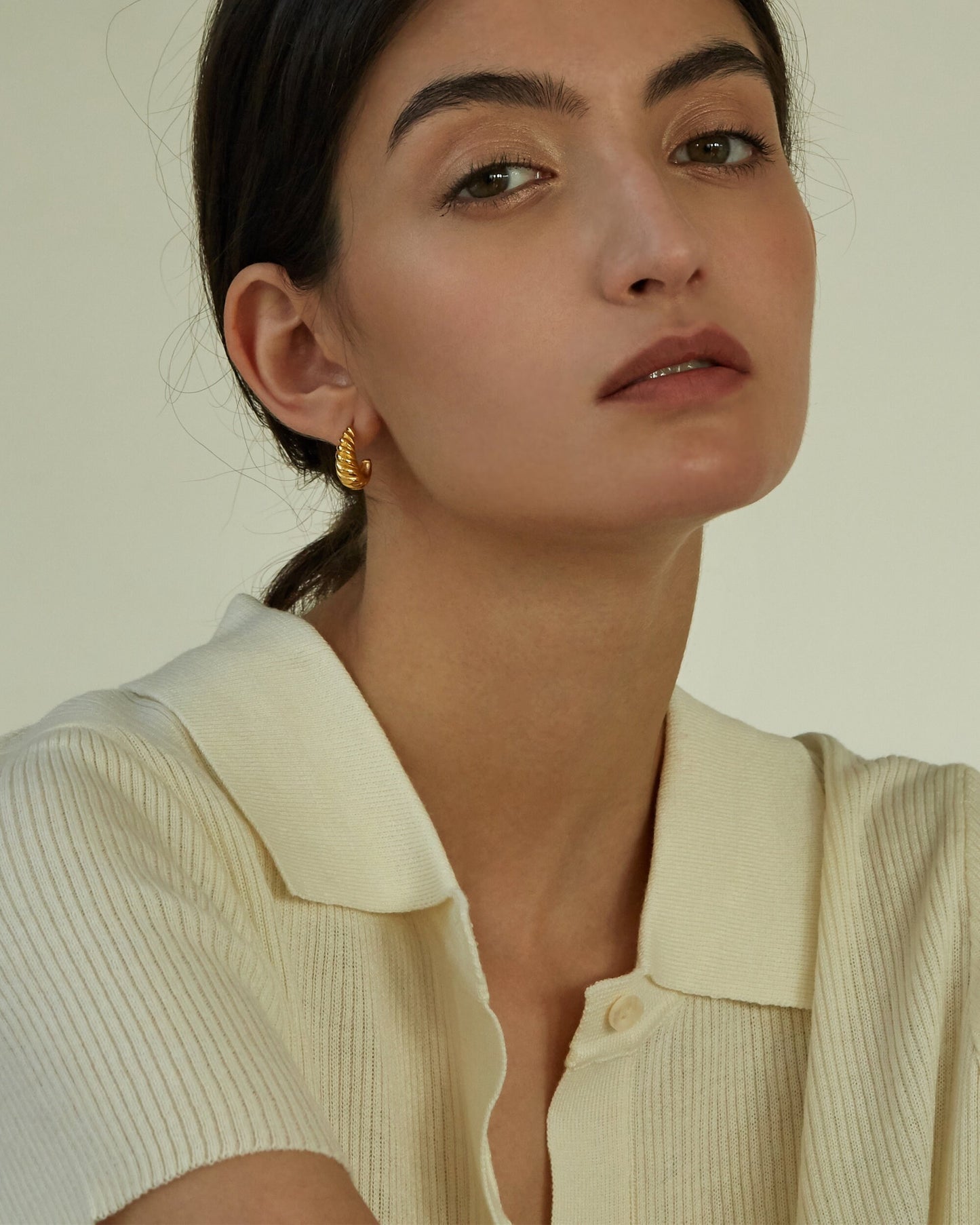 MILA CROISSANT HOOP EARRIGNS