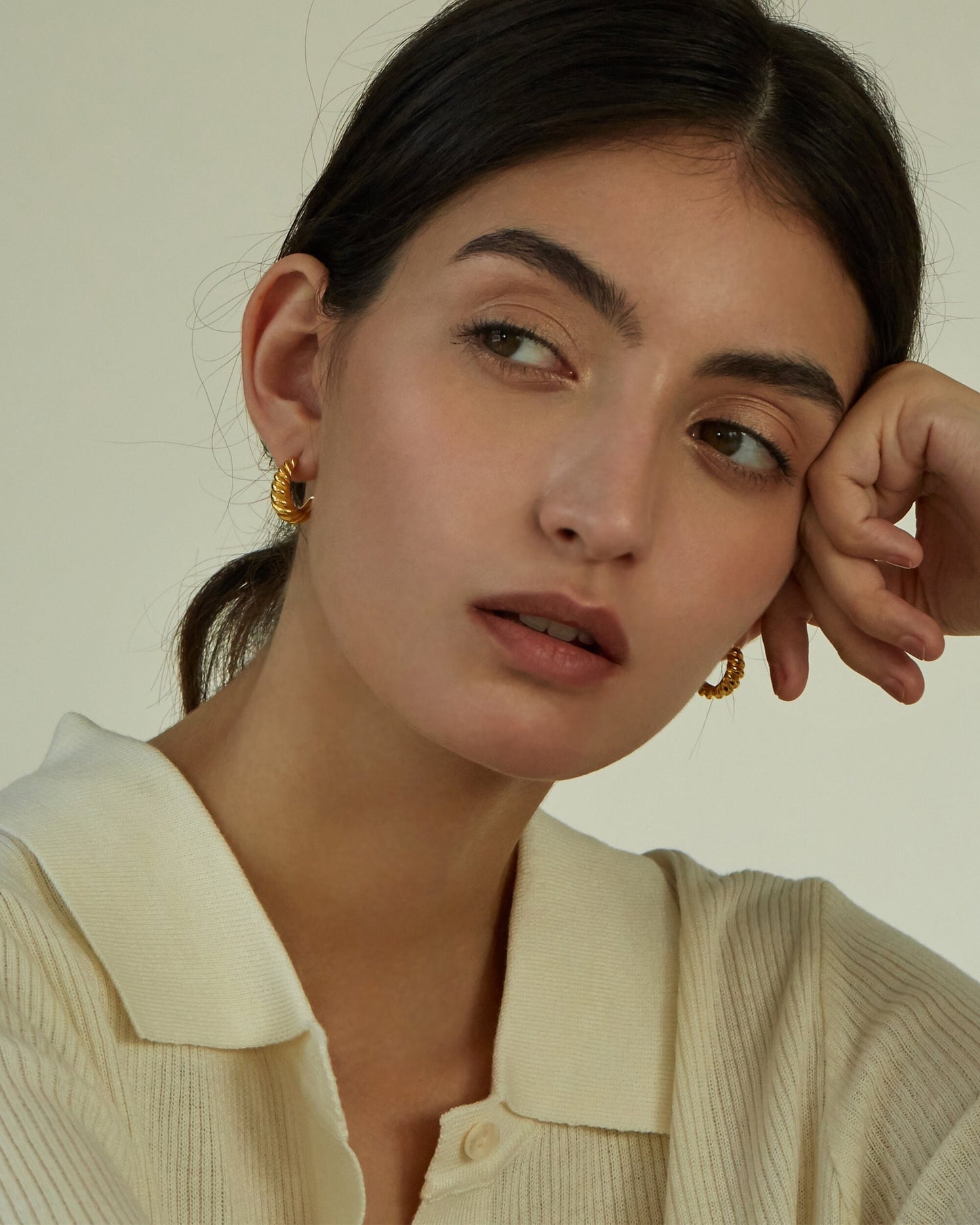 MILA CROISSANT HOOP EARRIGNS