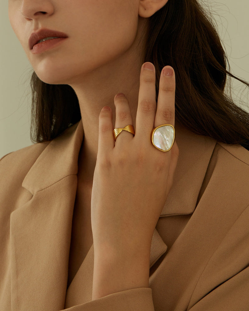 ELIS PEARL SHELL SIGNET RING