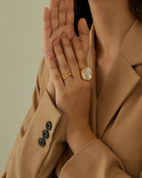 ELIS PEARL SHELL SIGNET RING