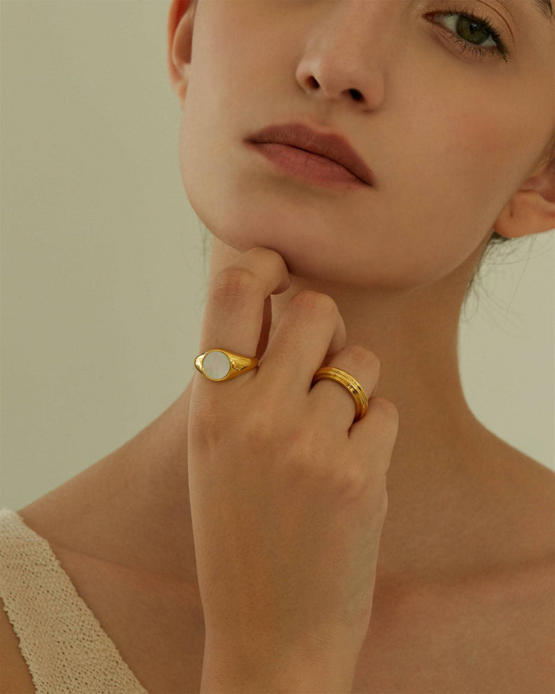 NALLA RIBBED BAND RING