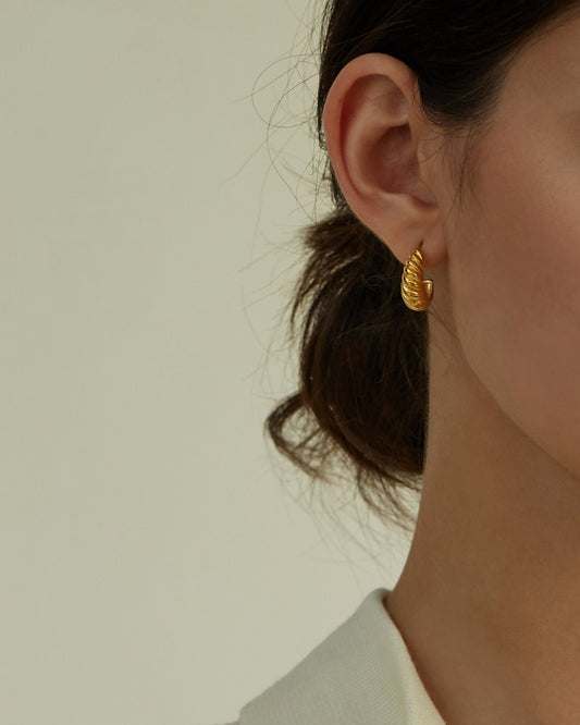 MILA CROISSANT HOOP EARRIGNS