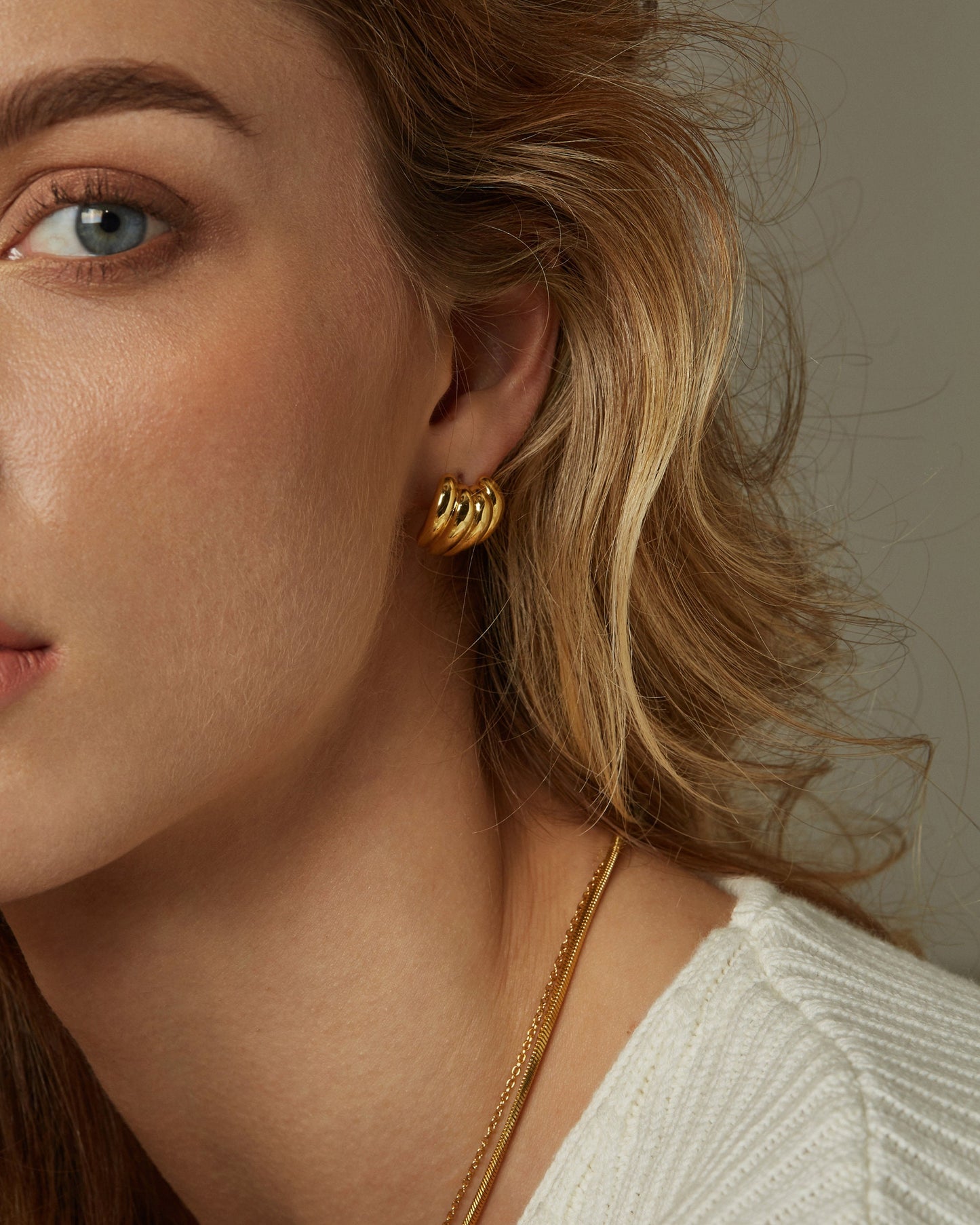 LUMI SHELL STUD EARRINGS