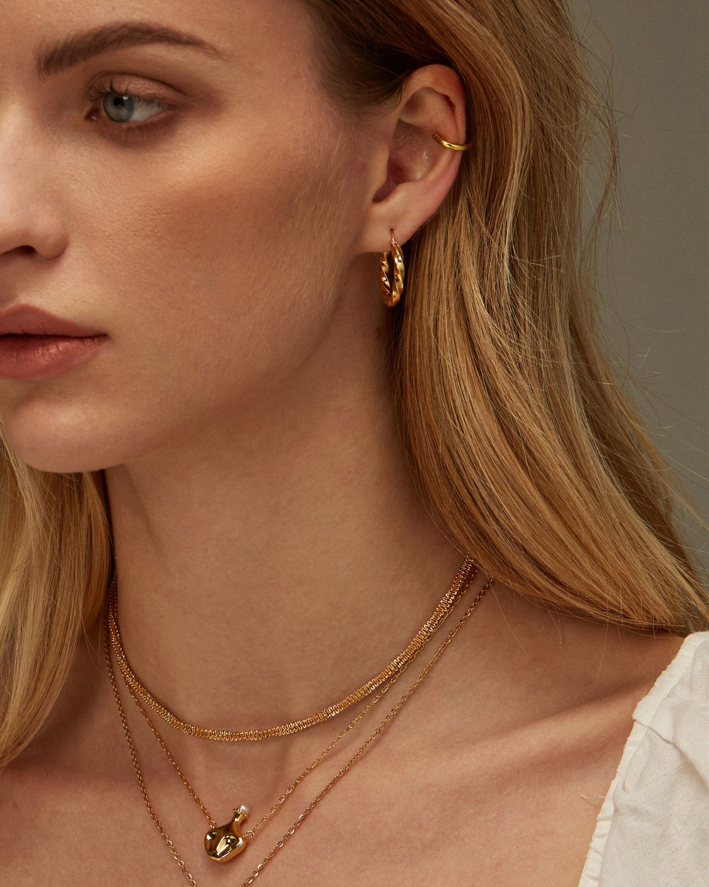 ZOE TWISTED HOOP EARRINGS