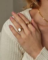 AVRI SHELL SIGNET RING