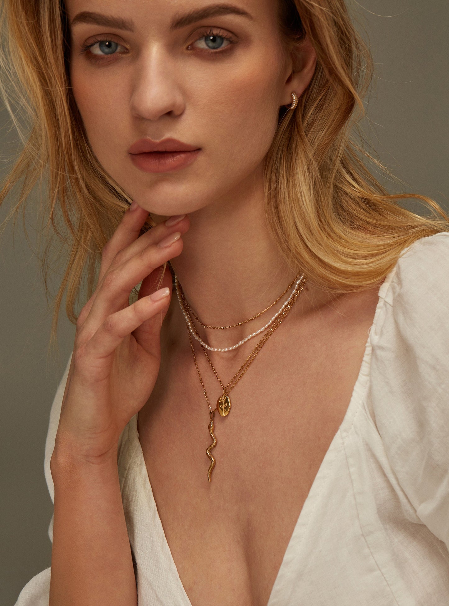 KLOIE FLOWER CHARM NECKLACE